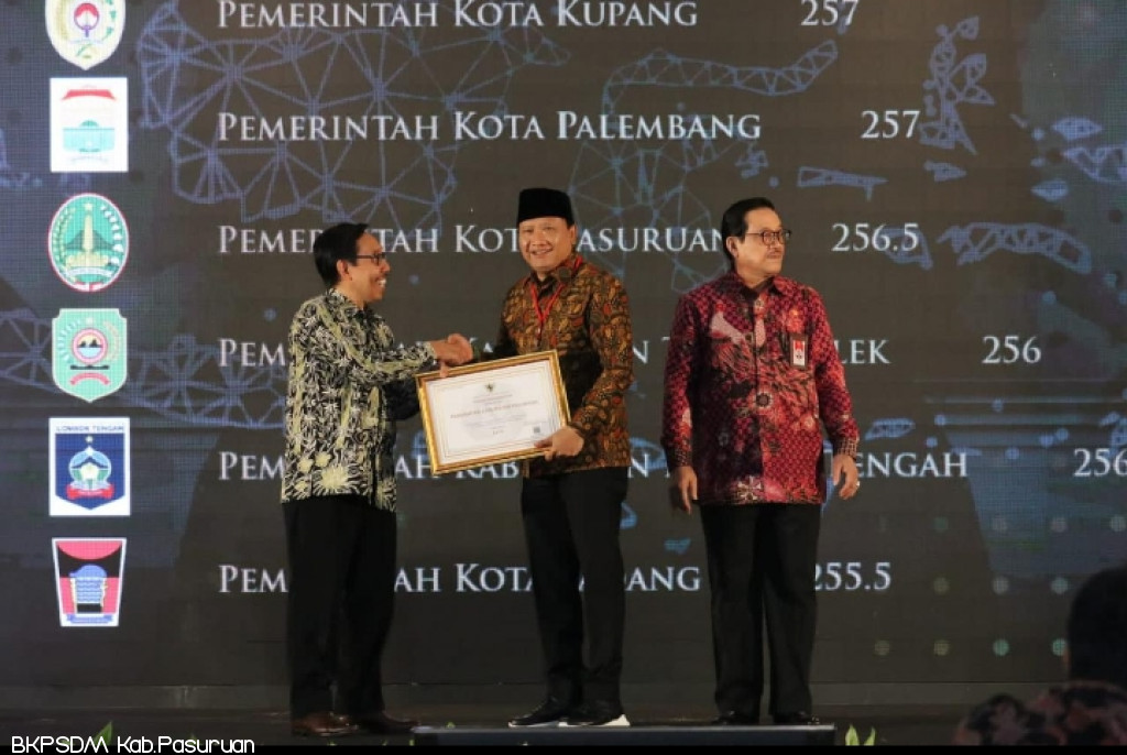 Penuhi Aspek Kriteria Penilaian Sistem Merit, Ketua KASN Beri Penghargaan Kepada Bupati Dalam Anugerah Meritokrasi 2022