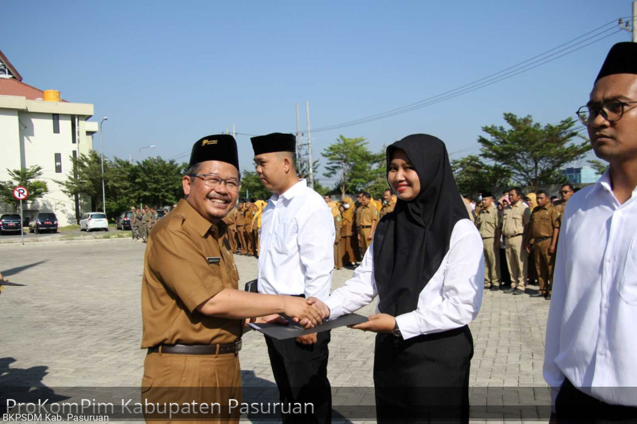 Apel Pagi Bersama ASN Pemkab Pasuruan, Pj. Bupati Andriyanto Serahkan SK Pengangkatan kepada 32 PPPK Jabatan Fungsional Tenaga Teknis Hasil Optimalisasi TA 2022