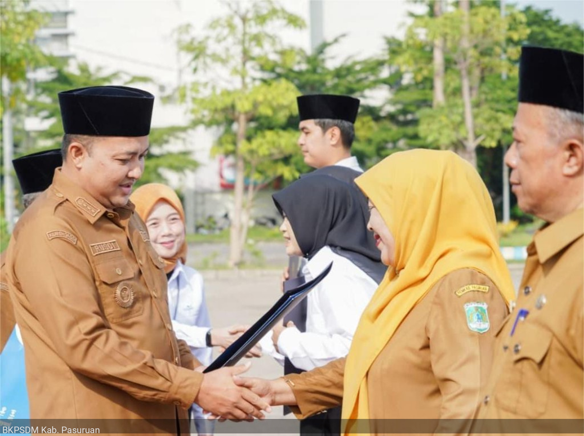 Serahkan 630 SK Pengangkatan P3K Paruh Waktu dan 35 SK Pensiun PNS TMT 1 Januari 2026, Bupati Mas Rusdi: Selamat, Kita Harus Berkinerja Terbaik. Terimakasih Kontribusi Semua ASN Yang Akan Memasuki Purna Tugas
